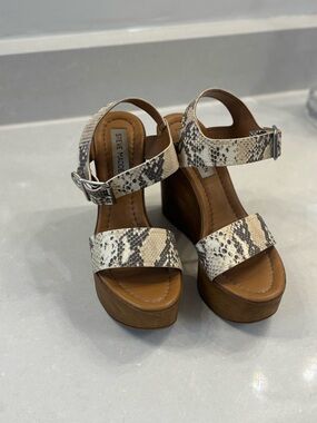 Steve Madden White Snake-Print Platform Wedge Sandals size 6